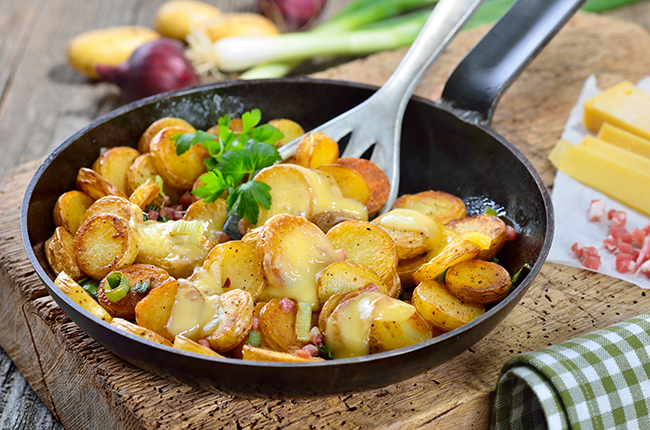 Rustikaler Snack: Ungeschälte Mini-Bratkartoffeln mit Speck und